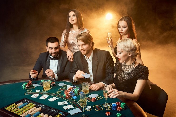 Filipino players enjoying sports and casino-style entertainment on 777pnl
